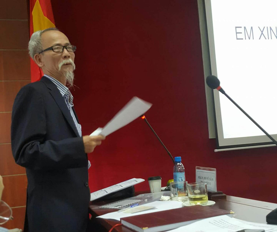 “Chương trình môn Tin học có tính mở cao, địa phương có thể lựa chọn dạy các chủ đề tùy chọn khác nhau, ngay cả khi dạy cùng chủ đề bắt buộc thì các địa phương có thể theo các bộ SGK với những lựa chọn công cụ phần mềm khác nhau. Do vậy, đánh giá năng lực tin học trên diện rộng, toàn quốc phải căn cứ trên chuẩn cần đạt đối với các chủ đề bắt buộc, tránh xây dựng công cụ đánh giá dựa vào SGK hay các chủ đề tuỳ chọn cụ thể”. PGS.TS Hồ Sĩ Đàm “Chương trình môn Tin học có tính mở cao, địa phương có thể lựa chọn dạy các chủ đề tùy chọn khác nhau, ngay cả khi dạy cùng chủ đề bắt buộc thì các địa phương có thể theo các bộ SGK với những lựa chọn công cụ phần mềm khác nhau. Do vậy, đánh giá năng lực tin học trên diện rộng, toàn quốc phải căn cứ trên chuẩn cần đạt đối với các chủ đề bắt buộc, tránh xây dựng công cụ đánh giá dựa vào SGK hay các chủ đề tuỳ chọn cụ thể”. PGS.TS Hồ Sĩ Đàm