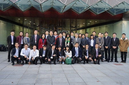 Đội ngũ phát triển vệ tinh khóa học viên đầu tiên và khóa thứ hai trong cuộc họp thẩm định thiết kế nhiệm vụ vệ tinh, tháng 12/2014. Ảnh VGP.