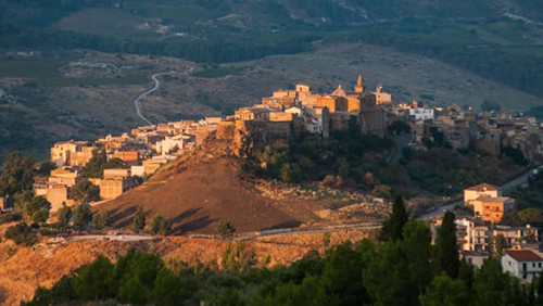 Thị trấn rao bán nhà giá rẻ như cho, hơn 1 USD/căn ảnh 1 Thị trấn Sambuca nằm trên mộtđỉnh đồi ở đảo Sicily, Italy. Ảnh: CNN