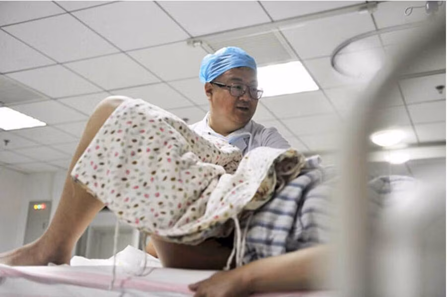 be gai 5 tuoi mot minh ngoi doi me de, khi mo long ban tay be, y ta lien khoc - 2