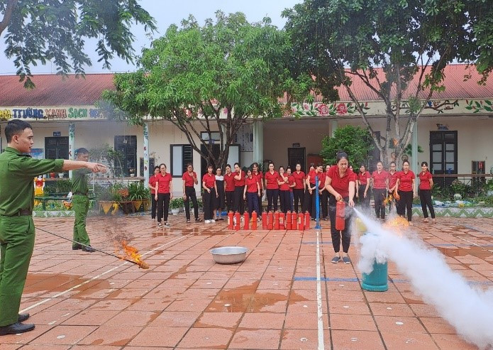 Giáo viên thực hành kỹ năng dập lửa.