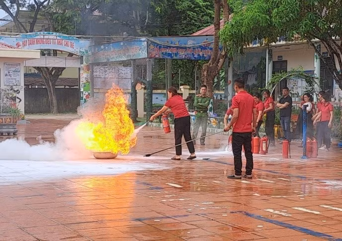 Giáo viên thực hành dập lửa.