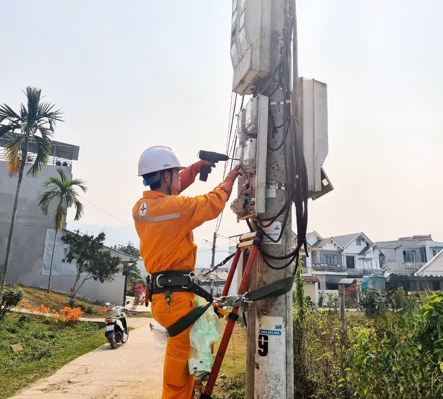 Công nhân điện lực thay công tơ định kỳ.