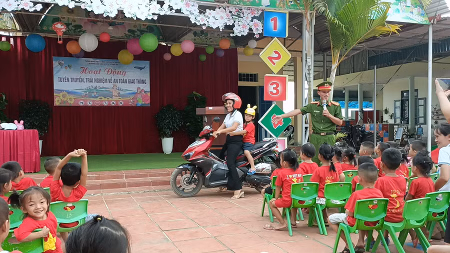 Thực hành kỹ năng lái xe và ngồi xe an toàn.