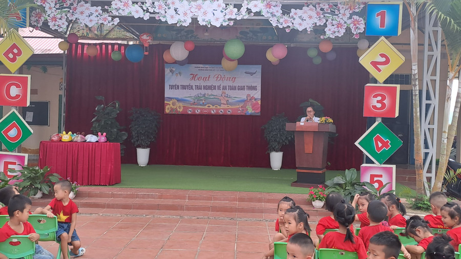 Cô giáo Hoàng Thị Hà, Phó hiệu trưởng nhà trường đã chia sẻ tại buổi tuyên truyền.