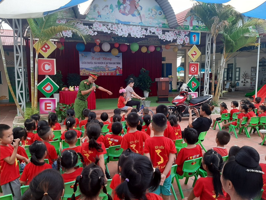 Ông Phạm Xuân Trường hướng dẫn thực hành đi xe đạp an toàn.