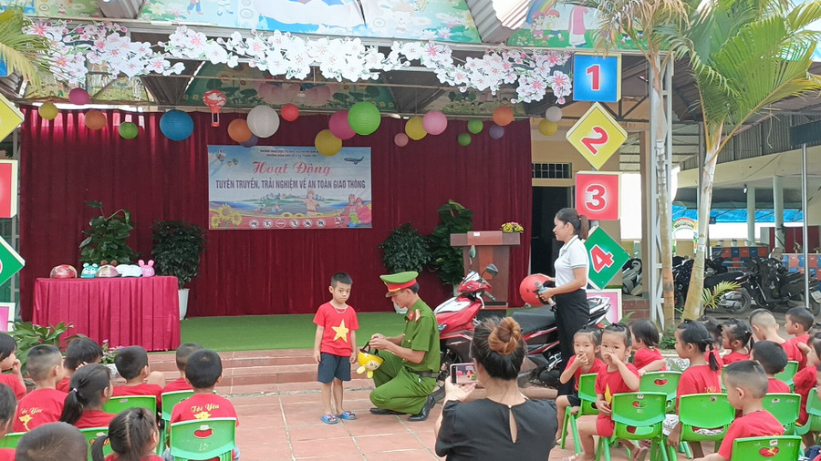 Hướng dẫn trẻ đội mũ bảo hiểm đúng cách.