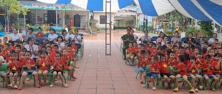 Đông đảo học sinh và các giáo viên tham gia buổi tuyên truyền.