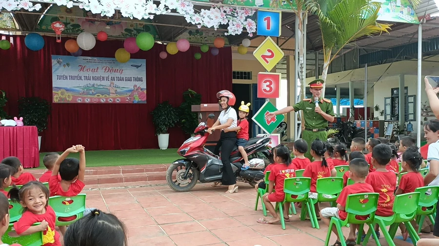 Thực hành kỹ năng lái xe và ngồi xe an toàn.