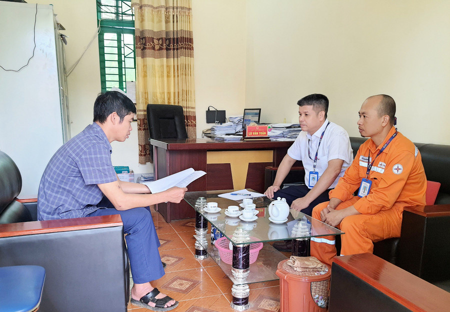 Điện lực TP Điện Biên Phủ làm việc với UBND Xã về thay đổi ngày ghi chỉ số.