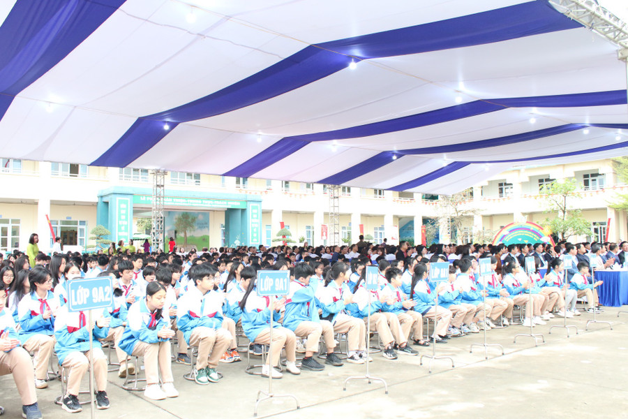 Học sinh trường Tiểu học và THCS 915 Gia Sàng tham gia buổi Lễ.