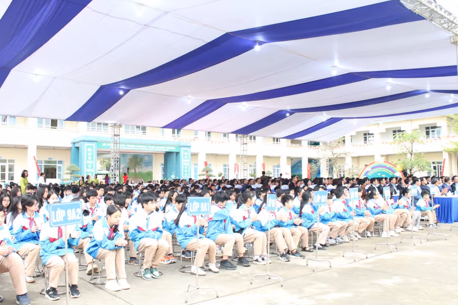 Học sinh trường Tiểu học và THCS 915 Gia Sàng tham gia buổi Lễ.