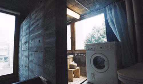 Với tôi, điều này không có gì bất tiện cả. Nó duy trì một khoảng cách và lối sống tôn trọng nhau từ khi tôi còn nhỏ, con gái KTS cho hay.