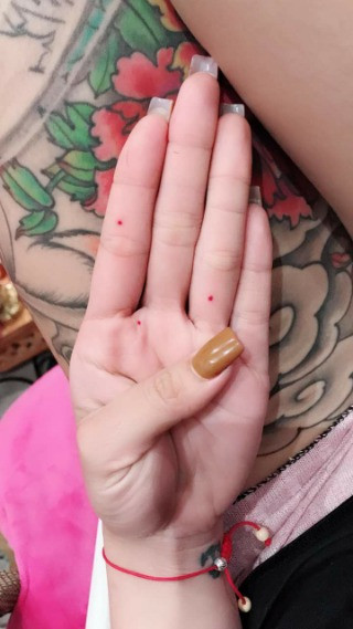 4 tháng sau khi xăm 4 nốt ruồi son, Hằng vẫn chưa nhận được tin vui nào. 4 tháng sau khi xăm 4 nốt ruồi son, Hằng vẫn chưa nhận được tin vui nào. Ảnh: NVCC.