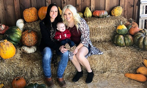 Bliss (trái) và Ashleigh bên con trai Stetson. Bliss (trái) và Ashleigh bên con trai Stetson. Ảnh: NYP.