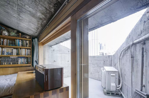 Bên ngoài là khoảnh sân thượng nhỏ, nơi cô con gái vẫn hay mang ghế ra ngoài đọc sách mỗi khi trời đẹp. Bên ngoài là khoảnh sân thượng nhỏ, nơi cô con gái vẫn hay mang ghế ra ngoài đọc sách mỗi khi trời đẹp.