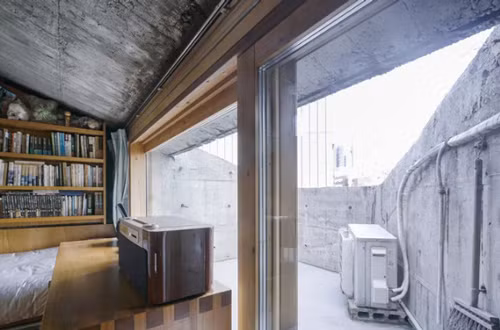 Bên ngoài là khoảnh sân thượng nhỏ, nơi cô con gái vẫn hay mang ghế ra ngoài đọc sách mỗi khi trời đẹp.