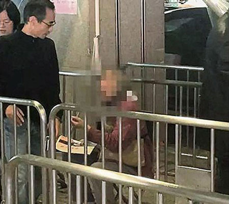 Cụ bà xuất hiện ở bến ga thành phố Hàng Châu xin tiền người qua đường. Cụ bà xuất hiện ở bến xe buýt thành phố Hàng Châu để xin tiền người qua đường. Ảnh: China Press.