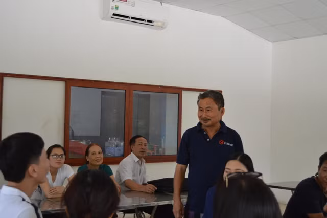 Tiến sĩ Phan Quốc Việt trao đổi với phụ huynh có con đang học tập tại Trung tâm Tâm Việt. 