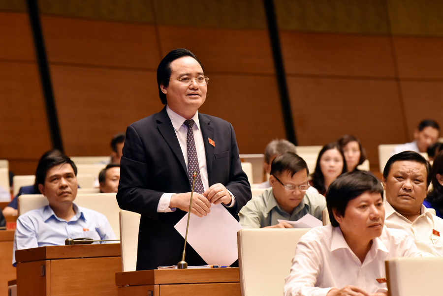 Bộ trưởng Bộ GD&ĐT Phùng Xuân Nhạ trả lời chất vấn trước Quốc hội tại hội trường chiều ngày 30/10. Ảnh Lâm Hiển Bộ trưởng Bộ GD&ĐT Phùng Xuân Nhạ trả lời chất vấn trước Quốc hội tại hội trường chiều ngày 30/10. Ảnh Lâm Hiển