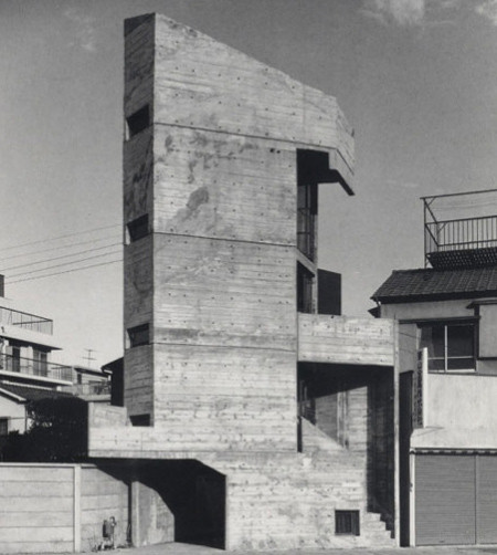 Nhìn từ xa, nó như những khối xếp hình xếp chồng lên nhau. "Khi mới xây, ngôi nhà của chúng tôi được mọi người gọi vui "tòa chọc trời" vì nó cao hơn nhiều so với các nhà khác cùng khu. Nhưng giờ nó chỉ là một ngôi nhà nhỏ thôi", con gái ông Takamitsu cho hay. Nhìn từ xa, nó như những khối xếp hình xếp chồng lên nhau. Đến nay, ngôi nhà hầu như không có sự thay đổi nào so với hơn 50 trước. Vẫn là một khối bê tông thô mộc, các khoảng không gian chật hẹp được tận dụng từng centimet.