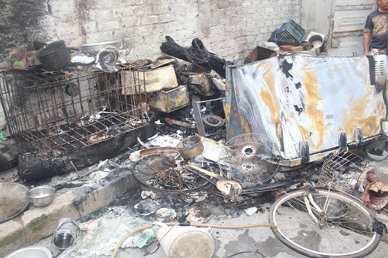 Đồ đạc trong nhà bà Hồng bị Hùng lôi ra sân đốt cháy đen, ảnh: QTV