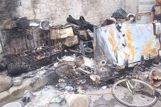 Đồ đạc trong nhà bà Hồng bị Hùng lôi ra sân đốt cháy đen, ảnh: QTV