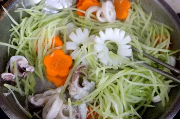 Đổi món với mực xào su su giòn ngon