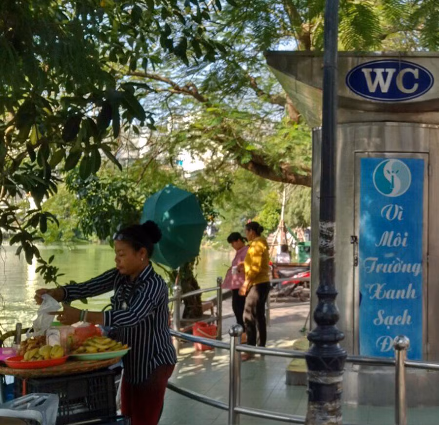 Khu vực nhà vệ sinh để bán hàng rong