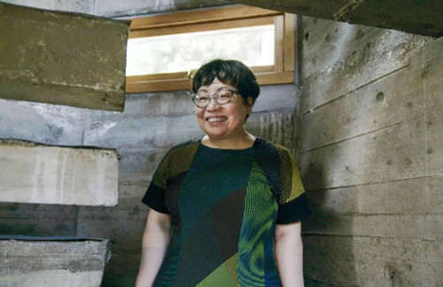 Sau khi ông Takamitsu Azuma qua đời, chủ sở hữu là con gái ông, một KTS nổi tiếng của Nhật Bản. Bà đã sống trong ngôi nhà cùng bố mẹ mình từ khi 6 tuổi, tốt nghiệp đại học và du học tại Mỹ. Hiện bà vẫn sống ở đây. Tháng 4/2018, Tower House được công nhận là một ngôi nhà được bảo tồn lịch sử ở Tokyo. Dong Li Hui. Chủ ở hữu hiện tại là con gái của ông Dong Xiao tên là Dong Li Hui. Con gái ông cũng là một KTS nổi tiếng của Nhật Bản. Cô gái đã sống trong ngôi nhà cùng bố mẹ mình từ khi 6 tuổi. Sau đó, cô tốt nghiệp đại học và du học tại Hoa Kỳ.