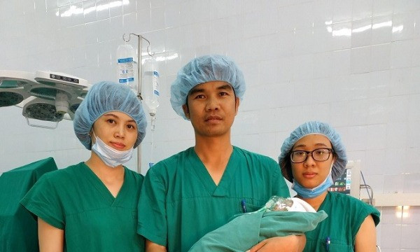 Kíp mổ cùng cháu bé vừa chào đời. Hiện sức khỏe của hai mẹ con ổn định. Ảnh: Bệnh viện cung cấp.