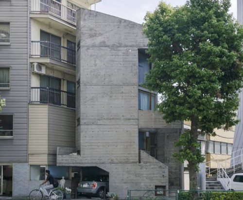 Ngôi nhà của kiến trúc sư Takamitsu Azuma tên Tower House, được thiết kế năm 1966,nằm ngay giữa khu phố đông đúc Shibuya, Tokyo. Trên mảnh đất 20 m2, ông đã khéo léo thiết kế các khu ngoại thất và tường bao quanh, còn lại 12 m2 cho khu nhà ở. Ngôi nhà của kiến trúc sư Takamitsu Azuma tên Tower House, được thiết kế năm 1966,nằm ngay giữa khu phố đông đúc Shibuya, Tokyo. Trên mảnh đất 20 m2, ông đã khéo léo thiết kế các khu ngoại thất và tường bao quanh, còn lại 12 m2 cho khu nhà ở.