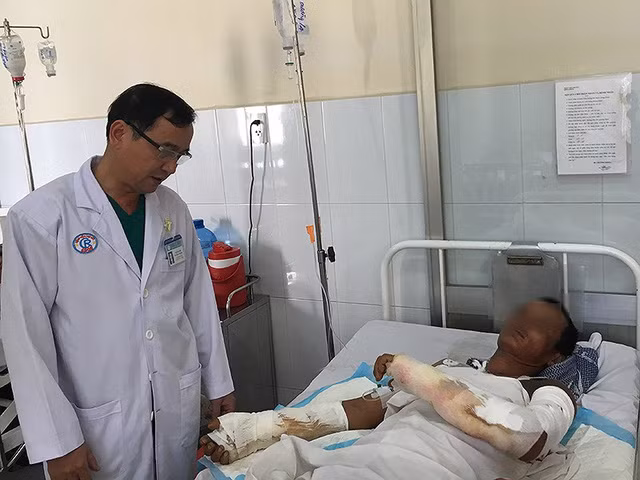 Anh Lê Hoàng D. đang điều trị tại khoa Phỏng-Tạo hình, BV Chợ Rẫy, TP.HCM. Ảnh: HL