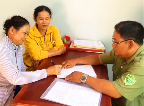 Bà Ri (áo trắng) bên cạnh người nhặt được vàng đem trả. Ảnh: Bến Tre