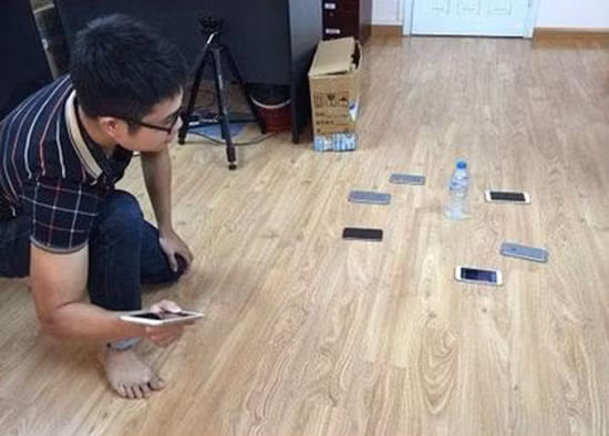 Thú vui của anh là dùng smartphone tạt lon. Tiếc là điện thoại không lớn bằng dép nên tạt mãi chưa xi nhên gì. anh-vui-nha-khong-co-gi-ngoai-dieu-kien-9