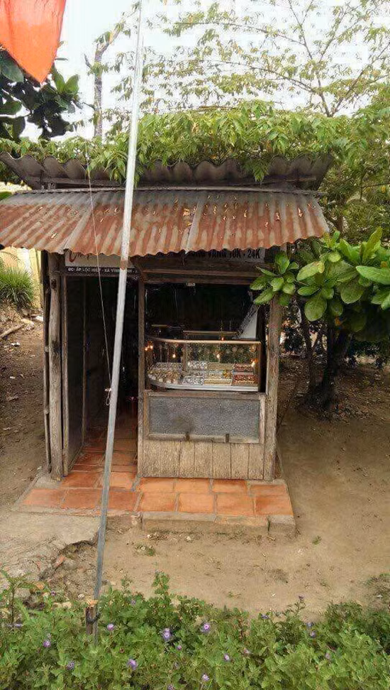 Nhà em khổ lắm bác ạ. Đêm nào cũng thức trắng canh tủ vàng sợ trộm nó khiêng đi mất. anh-vui-nha-khong-co-gi-ngoai-dieu-kien-3