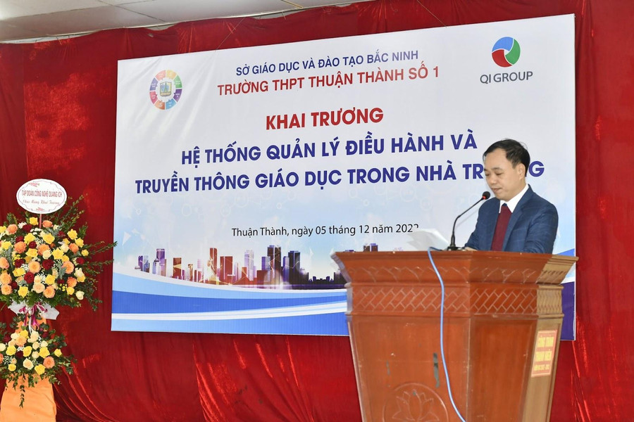 Thầy Lê Nho Duy - Phó hiệu trưởng trường THPT Thuận Thành 1 phát biểu tại lễ khai trương.