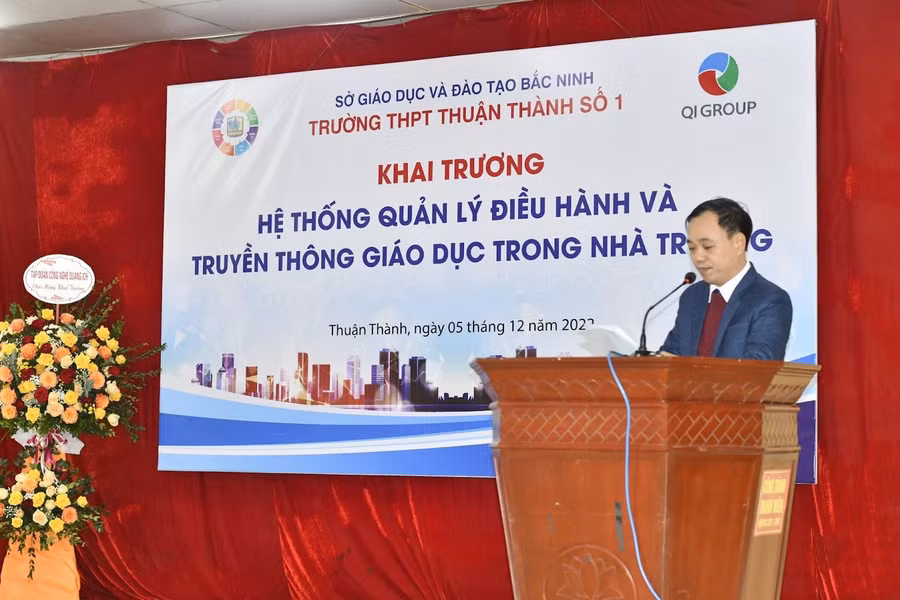 Thầy Lê Nho Duy - Phó hiệu trưởng trường THPT Thuận Thành 1 phát biểu tại lễ khai trương.