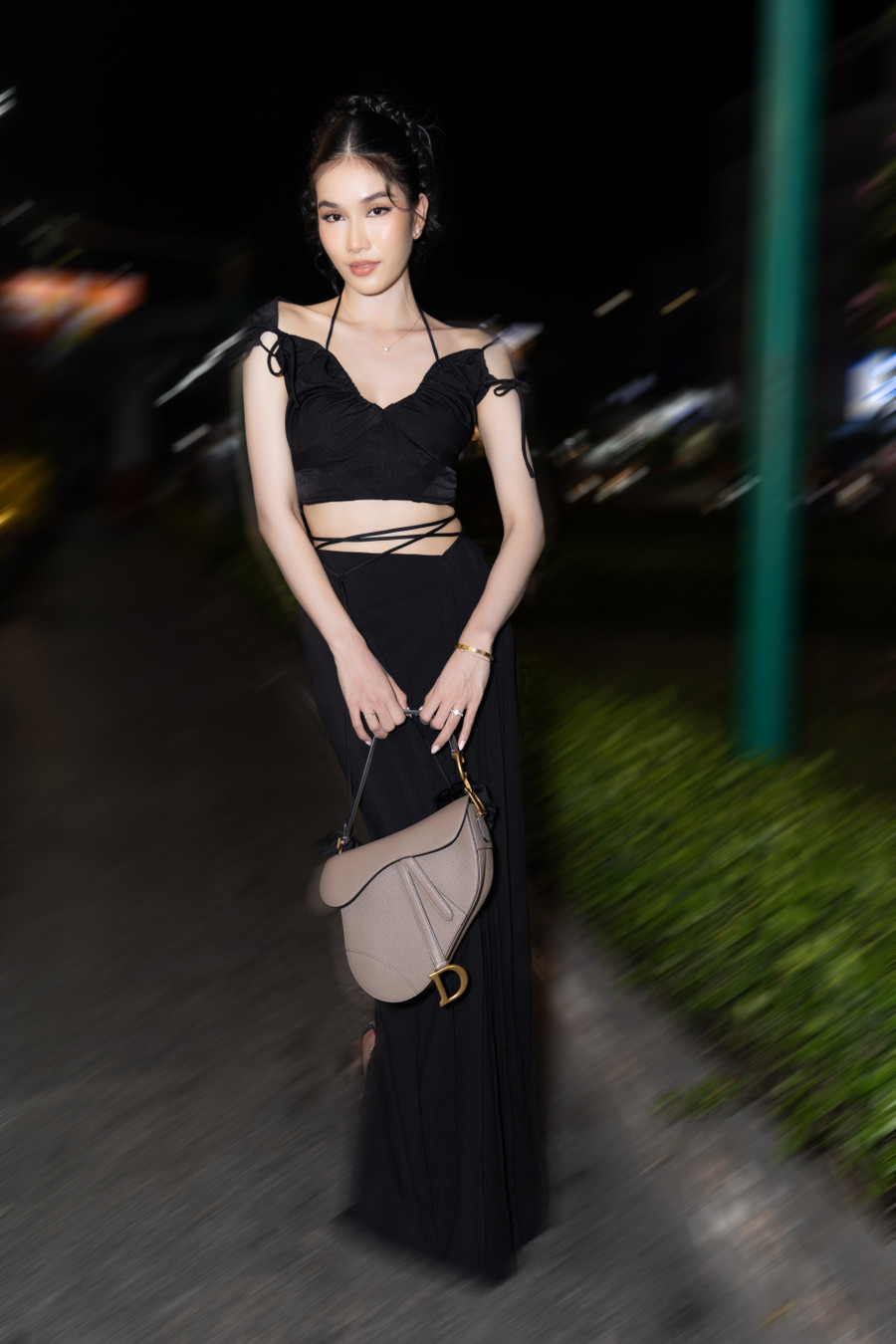 Chiếc đầm đen cá tính, với điểm nhấn hở eo và thắt dây giúp nàng hậu tôn lên vòng 2 thon gọn. Chiếc đầm đen cá tính, với điểm nhấn hở eo và thắt dây giúp nàng hậu tôn lên vòng 2 thon gọn.