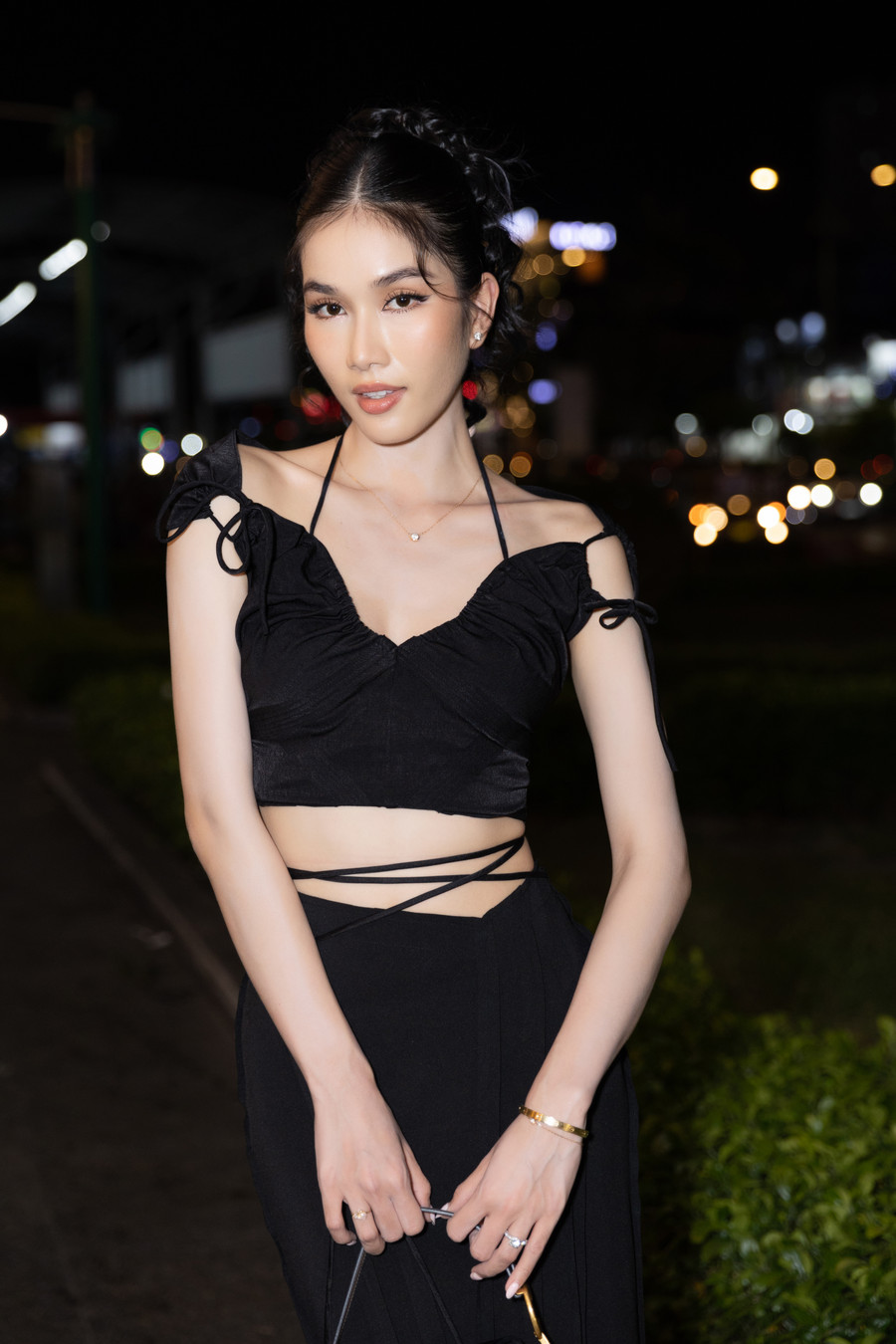 Phần tóc được búi cao, tôn lên nét thanh tao và không kém phần cá tính của mỹ nhân. Phần tóc được búi cao, tôn lên nét thanh tao và không kém phần cá tính của mỹ nhân.