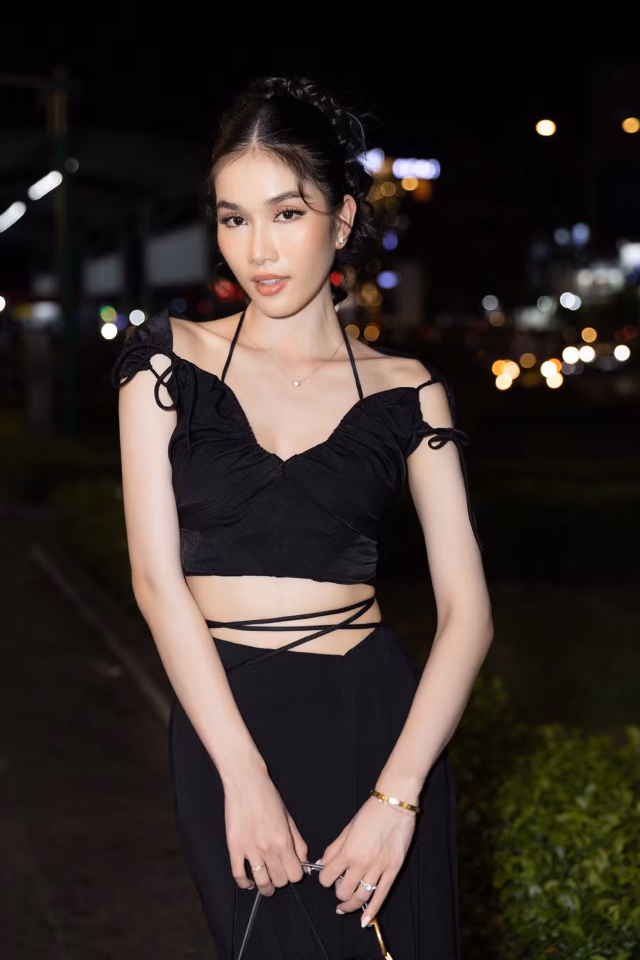 Phần tóc được búi cao, tôn lên nét thanh tao và không kém phần cá tính của mỹ nhân.