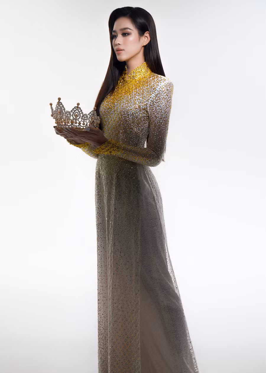 Bộ áo này được NTK Lê Long Dũng và Thân Nguyễn An Kha chăm chút tỉ mỉ với những đường nét tinh xảo.