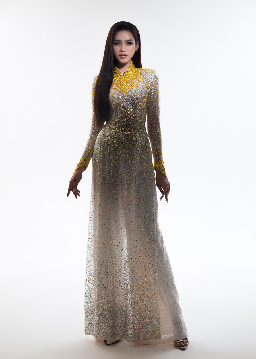 Khoác lên mình bộ trang phục, nàng hậu đầy quyền lực nhưng không kém phần nữ tính. Khoác lên mình bộ trang phục, nàng hậu đầy quyền lực nhưng không kém phần nữ tính.