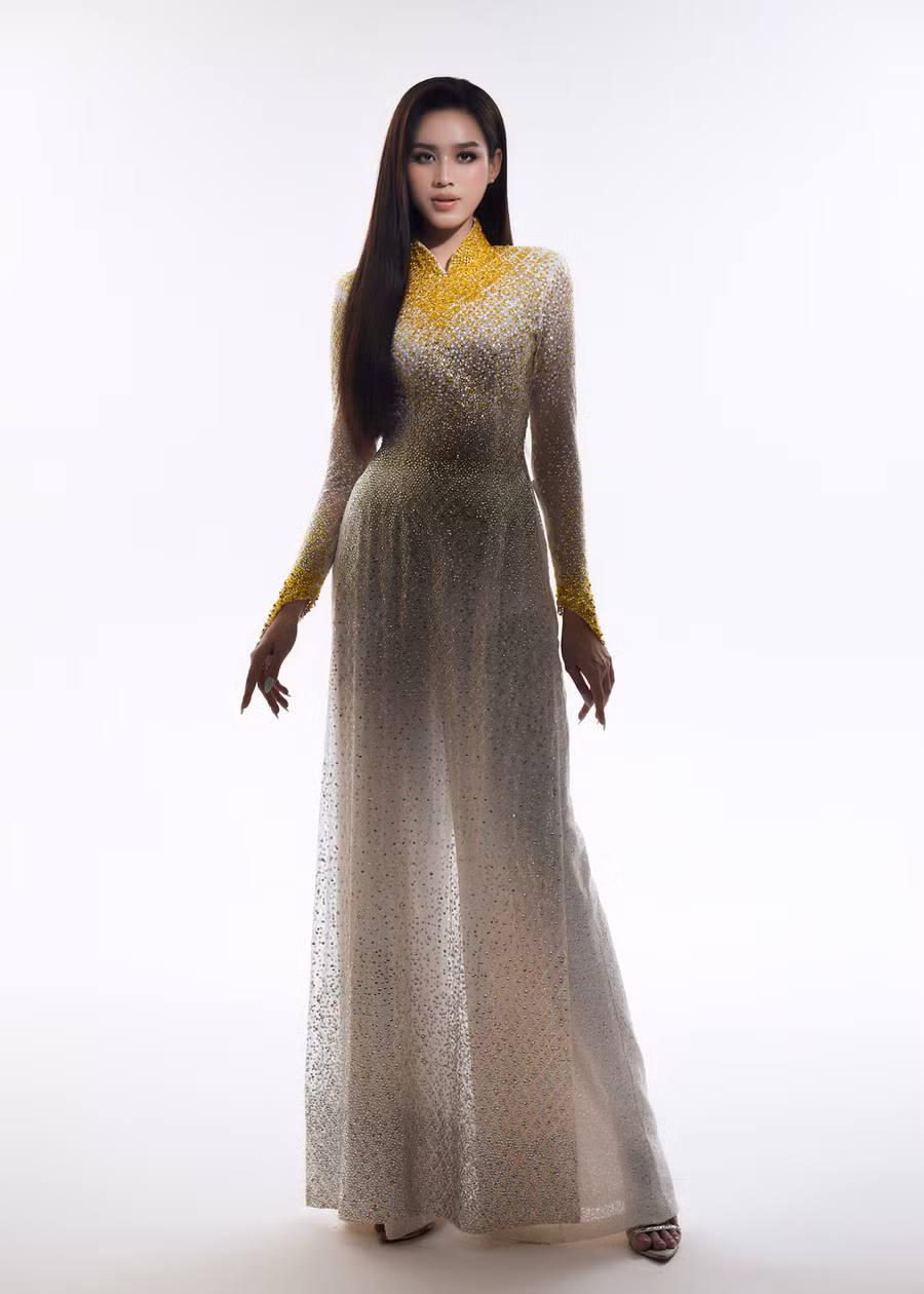 Khoác lên mình bộ trang phục, nàng hậu đầy quyền lực nhưng không kém phần nữ tính.