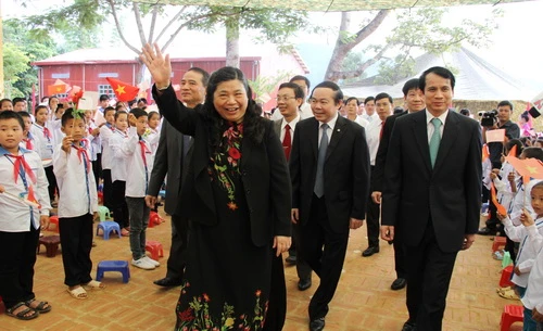 Phó Chủ tịch Quốc hội Tòng Thị Phóng dự lễ khai giảng tại xã Mường Chanh - Sơn La