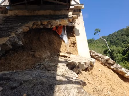 Sự cố cầu “Khuyến học & Dân trí” ở bản Hưng xã Trọng Hóa huyện Minh Hóa tỉnh Quảng Bình.