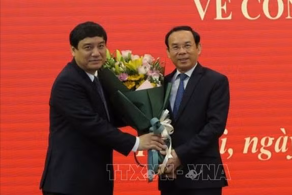 Đồng chí Nguyễn Văn Nên chúc mừng đồng chí Nguyễn Đắc Vinh