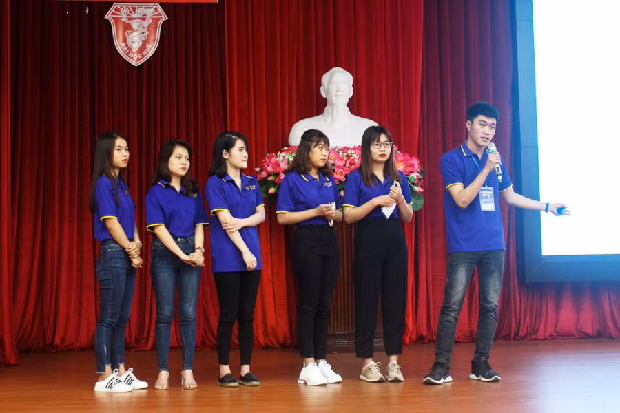 Nhóm Startup Sinh viên của ĐH Phú Xuân gồm Đoàn Thị Tố Uyên, Trần Thị Thanh Lam, Võ Thị Kiều Trinh, Nguyễn Thị Vi, Nguyễn Thị Thanh Ngân rất thuyết phục khi gọi vốn thành công với tổng số tiền đầu tư là 250 triệu đồng.