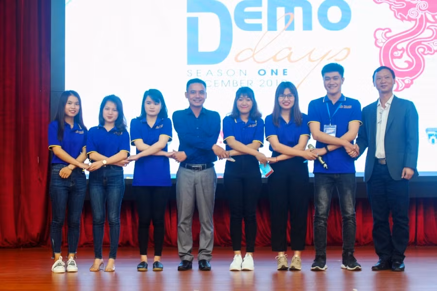 Sinh viên ĐH Phú Xuân Huế tựu tin với phần trình bày đề tài của mình.