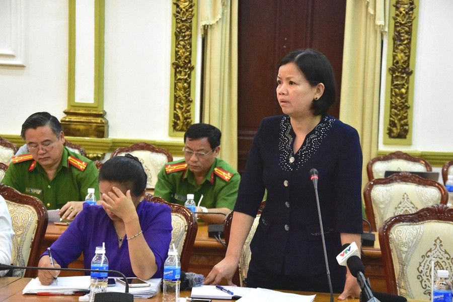 Bà Trịnh Thị Mỹ Lan- Phó chủ tịch UBND Quận 12 báo cáo vụ việc với lãnh đạo UBND TPHCM